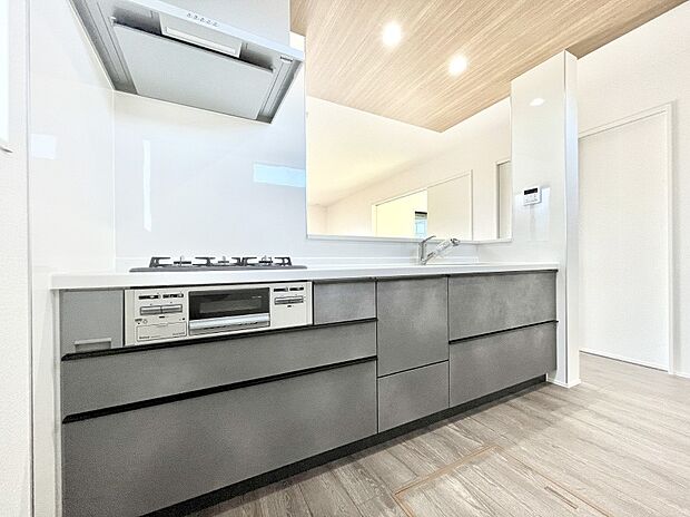 リビングで遊ぶお子様を見守りながらお料理ができる対面キッチン。