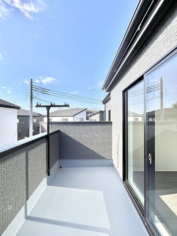 ゆったりバルコニーだから沢山お洗濯ものを干せます。