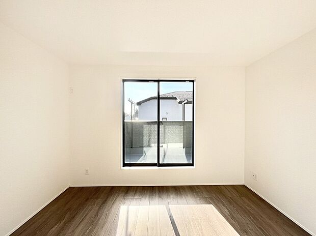 バルコニーが開放感をプラスしてくれる洋室