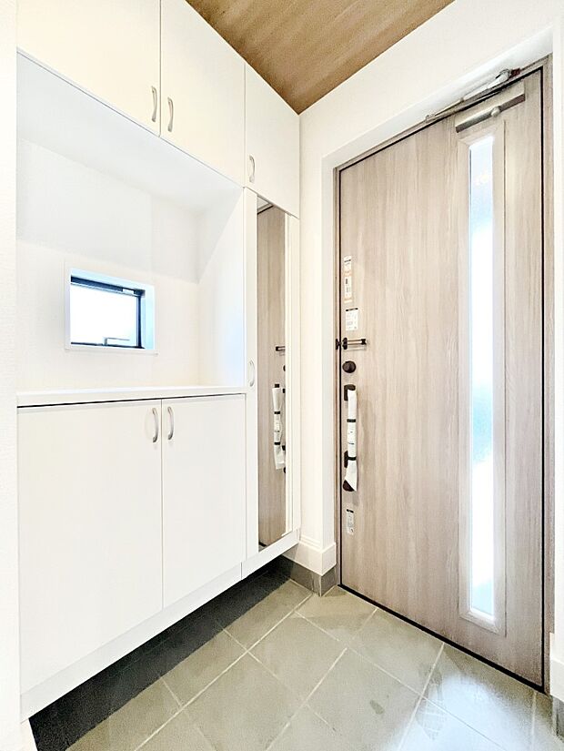 ご家族やお客様を気持ちよくお出迎え！明るい陽光が入り込む玄関。