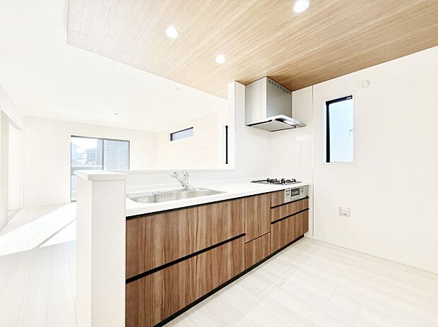 ご家族の会話弾む対面キッチン。お料理中のパパママもご家族と過ごす時間が増えそう！