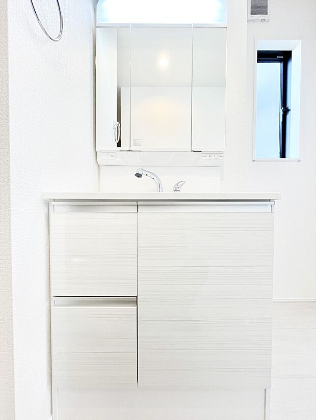 三面鏡キャビネット・シャワー付き洗面化粧台で忙しい朝の身支度もスムーズに！