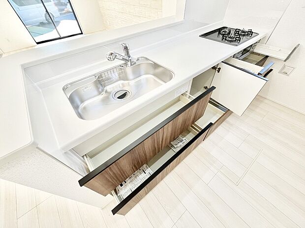 収納スペースもたっぷり！広々とした作業スペースで家事もラクラク！ 