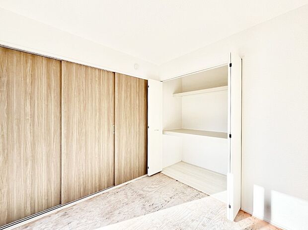 リビングに隣接した和洋室。引き戸を開放するとリビングと繋がる憩いの空間に変身！