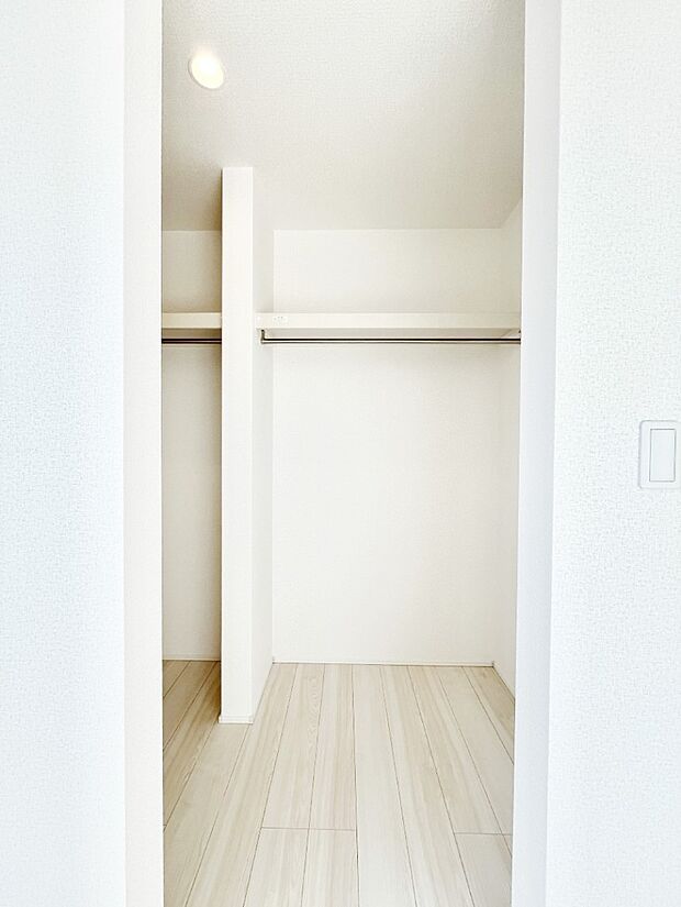 衣類をハンガーに掛けたまま収納できるWIC。衣類の整理整頓がしやすくて便利です！