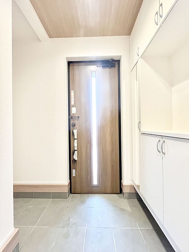 明るい陽光が入り込む玄関。ご家族の靴もスッキリ収納できる玄関収納付き！