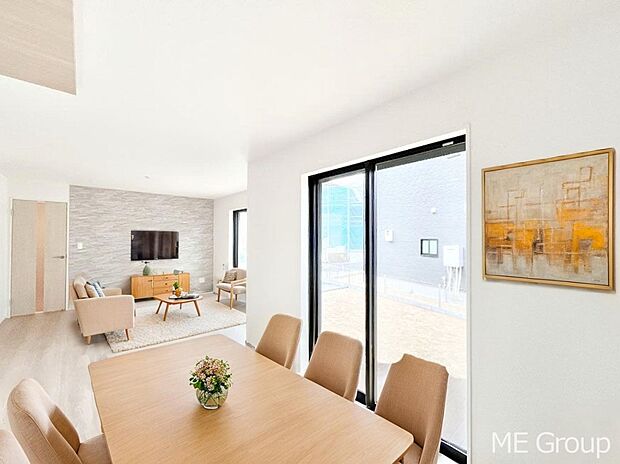 ご家族の賑やかな話し声で包まれる明るいリビング  ※家具はCGです