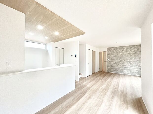 明るい陽光が注ぎ、寛ぎの雰囲気に満たされるリビング・ダイニング。 