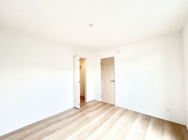 ウォークインクローゼットがあるお部屋。季節ごとの入れ替えも不要で便利です。 