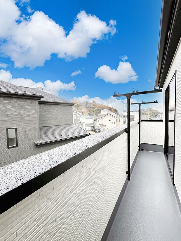 ゆったりバルコニーだから沢山お洗濯ものを干せます。