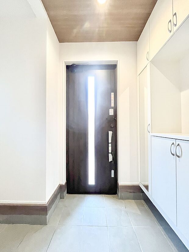 ◆4号棟◆〜Entrance〜　家の中でお客様を迎える最初の場所である玄関は、家の印象そのものです！豊富な玄関収納で、常に綺麗に保つことが出来ます♪玄関にはたっぷり収納の下駄箱を完備！