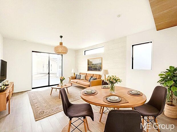 ◆4号棟◆~Living~ ご家族だんらんのスペースとなるリビング。家具の配置がしやすい広さを確保しつつ、窓が多い設計は色々な角度から光が取り込めるこだわりの間取りです。※家具はCGです