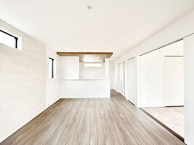 ◆4号棟◆〜Living〜　家族の食事や団らんのほか、子どもを遊ばせたり、友人を招いたりするLDKは住まいの中心。長時間過ごす場所だから、その空間は住まい全体の居心地を左右します。