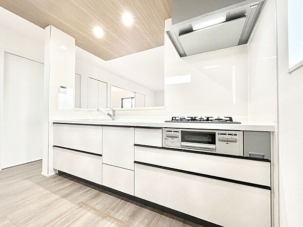 ◆4号棟◆〜Kitchen〜  リビングが見渡せるカウンターキッチン。  料理をしながら家族とコミュニケーションをとれるだけでなく、大きな開放感も得ることができます。  お子様の成長も感じることができますね！