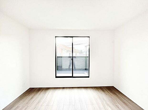 ◆4号棟◆〜Bed Room〜  マンションと違い部屋数が多いのが戸建てのメリットです。ご家族が増えたことで手狭に感じていた住まいも戸建てでは各居室プライバシーを保つことができます。