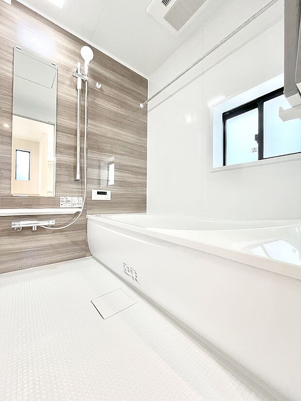 ◆4号棟◆〜Bath Room〜  広々とした雰囲気の良いバスルーム。  お子様と一緒にお風呂に入る楽しみ、思い出の一ページが刻まれる大切な瞬間。  日々の疲れをリフレッシュできそうです。