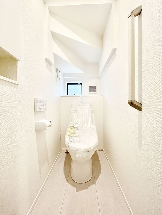 ◆4号棟◆〜Toilet〜　綺麗・スッキリ・快適なウォシュレット付トイレでくつろげる空間です。採光もあり明るく、快適空間となっております♪毎日使う場所だからこその配慮です！