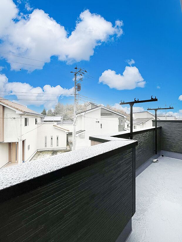 ◆4号棟◆〜Balcony〜  バルコニーは温かい陽がさしこみ、お布団や洗濯物を気持ちよく干すことができます。  使いやすく開放的なバルコニーです♪陽ざしがたっぷり降り注ぐ、バルコニー付き住まい。  