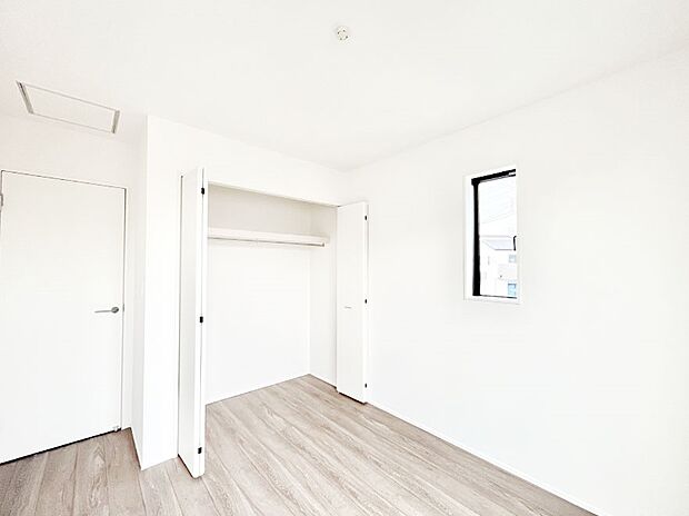 ◆4号棟◆〜Bed Room〜  全居室には収納クローゼットを完備！普段使いのお洋服や小物はもちろん、季節物のお洋服などもしっかりと整理整頓おしまい頂けます。  居室空間を広く使用できますね。