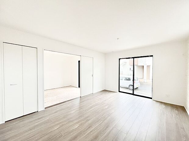 ◆4号棟◆〜Living〜　豊かな陽光がこの場所を照らしだす。光溢れるこの空間はみんなの笑顔が集う場所、時を忘れ、つきることのないたわいもない会話を楽しむ時間、たくさんの思いが綴られる場所。