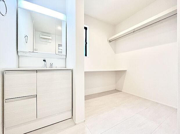 ◆4号棟◆〜Dressing Room〜　十分な大きさの洗面台は収納もさる事ながら、身だしなみチェックや歯磨きなど、朝の慌ただしい時間でもホテルライクなスペースで余裕とゆとりを感じて頂けます。