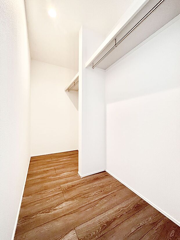 ◆4号棟◆〜Walk-in Closet〜　たくさんの洋服をかけてもシワになりにくいウォークインクローゼット。洋服以外にも、普段使わない家電やスーツケース、ストック品など何でも片付く嬉しい空間です。