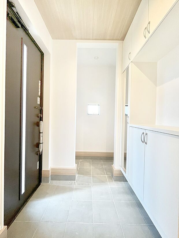 ガラススリットの入った玄関ドアが室内に光を届けてくれます