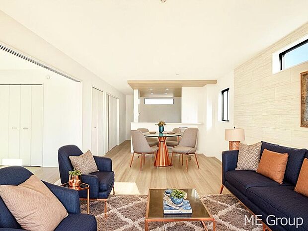 ご家族の賑やかな話し声で包まれる明るいリビング  ※家具はCGです