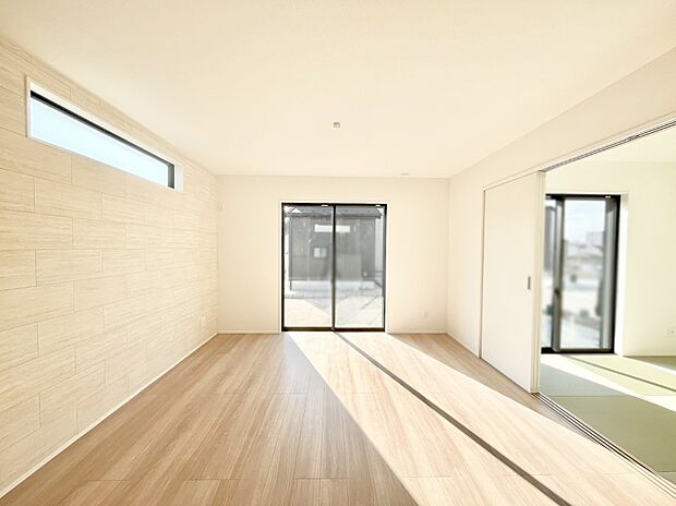 大きな窓からたっぷりの陽光と風を感じられるリビング