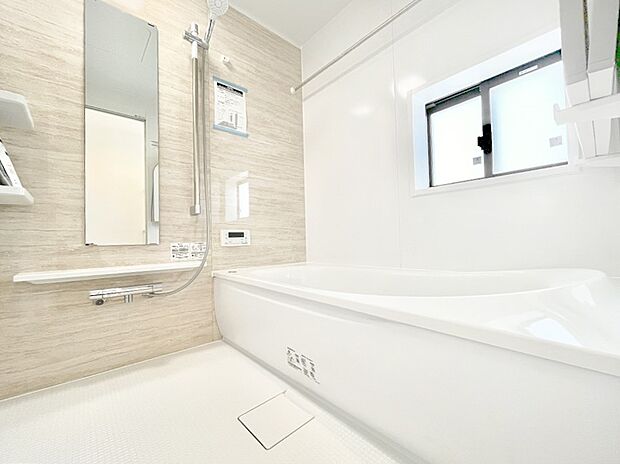 一日の疲れを癒してくれる明るい清潔感のあるバスルーム