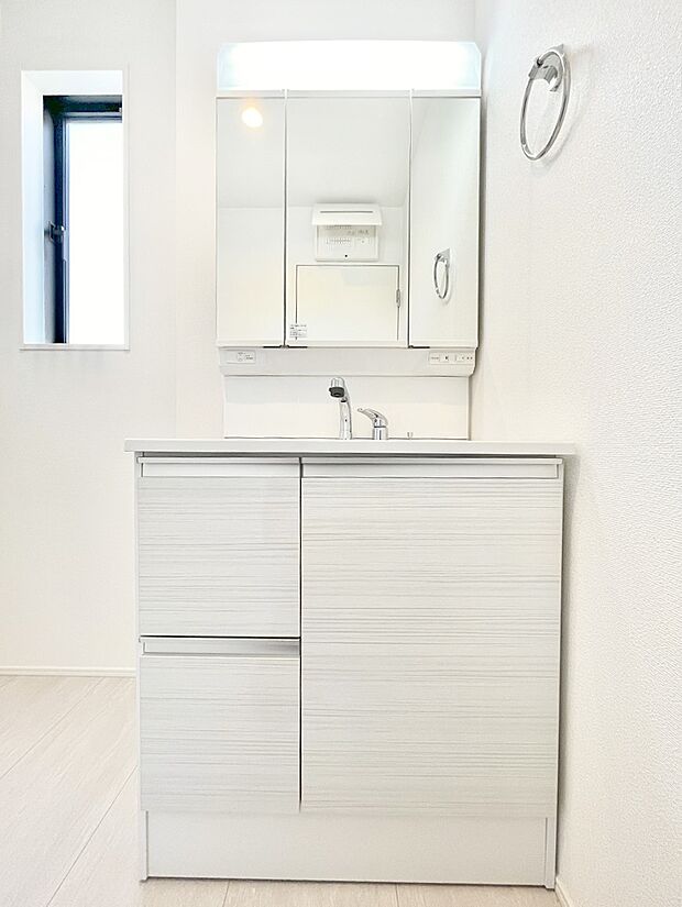 スタイリングに便利な三面鏡、ミラーキャビネットで細かい物スッキリ