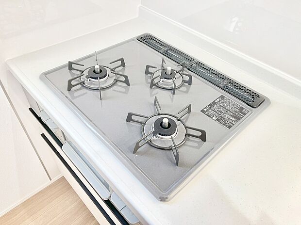 ガスコンロはＳｉセンサー搭載。火力調節や焦げ付き・消し忘れも防いでくれます。