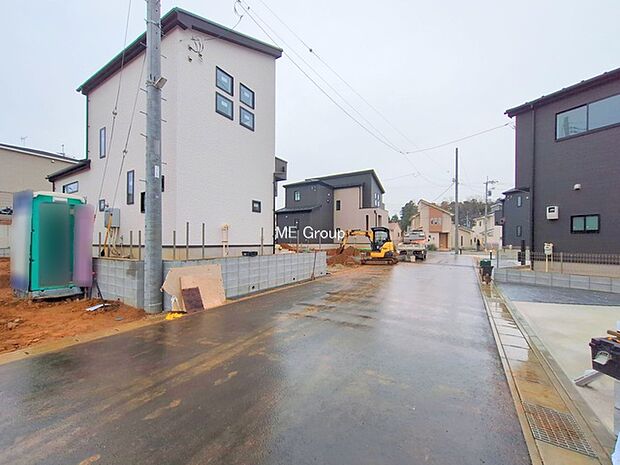 〜Exterior〜 前面道路:西 6m 公道 前面道路は閑静な住宅地をはしる車通りの少ない道路。駐車の出し入れもらくらくです!ご不明点・現地見学のご希望は、お気軽にお問い合わせください!