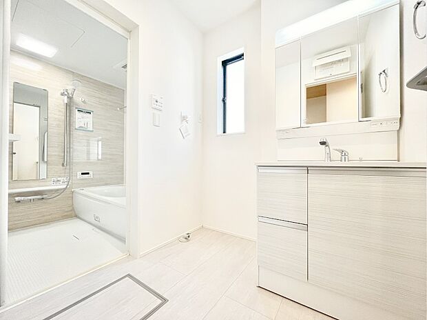 身支度もスムーズにおこなえる脱衣場。