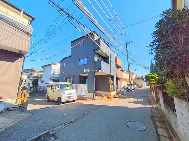 前面道路:角地 : 北西 4.5m 公道、南西 3.84m 公道 角地のため陽当たり良好。前面道路は閑静な住宅地をはしる車通りの少ない道路。現地見学のご希望は、お気軽にお問い合わせください!