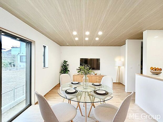 ◆B号棟◆~Living~ 家族の会話や笑顔が行き交うリビングです。大きなソファやダイニングテーブルでゆったり食事をしたりくつろぎたい♪そんな夢が叶えられる空間です!※家具はCGです