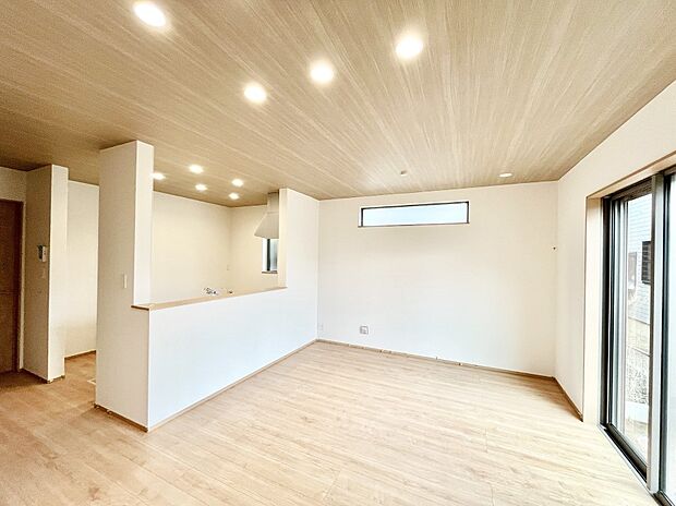 ◆B号棟◆~Living~ 家族の食事や団らんのほか、子どもを遊ばせたり、友人を招いたりするLDKは住まいの中心。長時間過ごす場所だから、その空間は住まい全体の居心地を左右します。