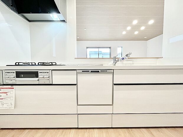 ◆B号棟◆~Kitchen~ 会話が弾むリビング、料理が愉しくなるキッチン。家は、ただ生活する場ではなく、暮らしを愉しく、快適にする場所。笑顔の毎日、安らぎの日々のために、最新の設備・仕様を採用。