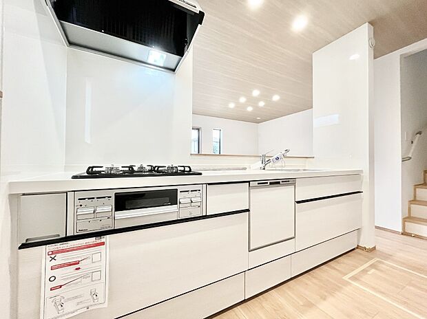 ◆B号棟◆~Kitchen~ 「さぁ今日は何を作ろう」こんなキッチンなら思いっきり料理ができちゃいます。キッチンからはリビングが一望できます。家族がつながるお家がここにございます。