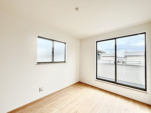 ◆B号棟◆~Bed Room~ マンションと違い部屋数が多いのが戸建てのメリットです。ご家族が増えたことで手狭に感じていた住まいも戸建てでは各居室プライバシーを保つことができます。