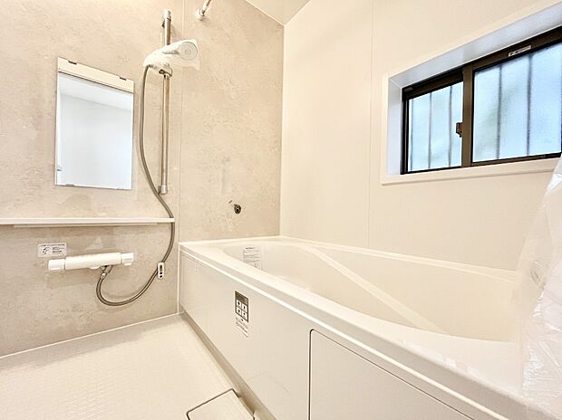 ◆B号棟◆~Bath Room~ 窓付きのバスルームは、採光もあり明るく気持ちの良い空間です。窓があることで、換気環境も良好。ゆったり寛げるバスルームで、毎日のバスタイムが楽しみになりそうです。