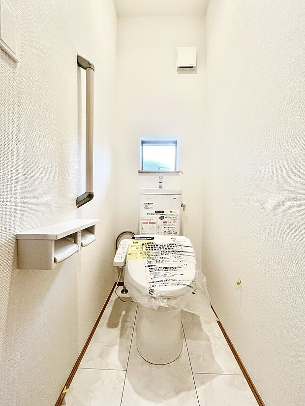 ◆B号棟◆~Toilet~ 綺麗・スッキリ・快適なウォシュレット付トイレでくつろげる空間です。採光もあり明るく、快適空間となっております♪毎日使う場所だからこその配慮です!