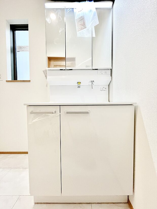 ◆B号棟◆~Dressing Room~ 暗くなりがちな洗面所も窓があると採光と換気が可能なので気持ちよくお使い頂けます。三面鏡タイプの洗面台は鏡裏収納で散らかりがちな洗面所もスッキリ♪