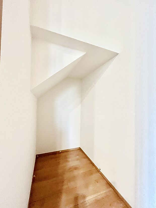 ◆B号棟◆~Storage~ 建物内部の収納には拘りました。リビングに設けた収納。少しでも空いているスペースを収納にすることで、無駄のない空間を演出しております。お荷物が多い方にも安心です。