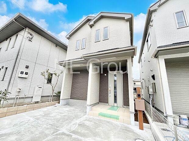 ◆B号棟◆~Exterior~ 堂々たる趣ながら、主張し過ぎずどこか余裕を感じさせるシャープなフォルムで佇む邸宅は、晴天の空と照らし合わせる事で、本来あるべき完成形の姿を見せてくれます。