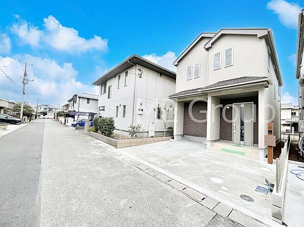 ~Exterior~ 前面道路:北東 5.97m 公道 前面道路は閑静な住宅地をはしる車通りの少ない道路。駐車の出し入れもらくらくです!ご不明点・現地見学のご希望は、お気軽にお問い合わせください!