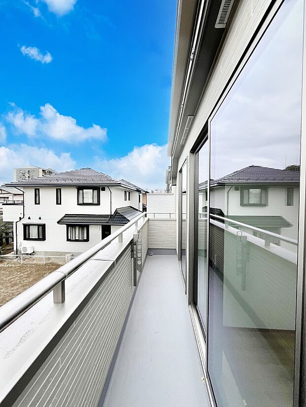 ◆B号棟◆~Balcony~ バルコニーは温かい陽がさしこみ、お布団や洗濯物を気持ちよく干すことができます。使いやすく開放的なバルコニーです♪陽ざしがたっぷり降り注ぐ、バルコニー付き住まい。