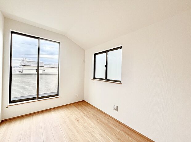 ◆B号棟◆~Bed Room~ 2面採光を確保した明るい室内は、風通しも良く、大変居心地の良い空間となっております。爽やかな風を感じて起きる朝は、快適生活の始まりに!