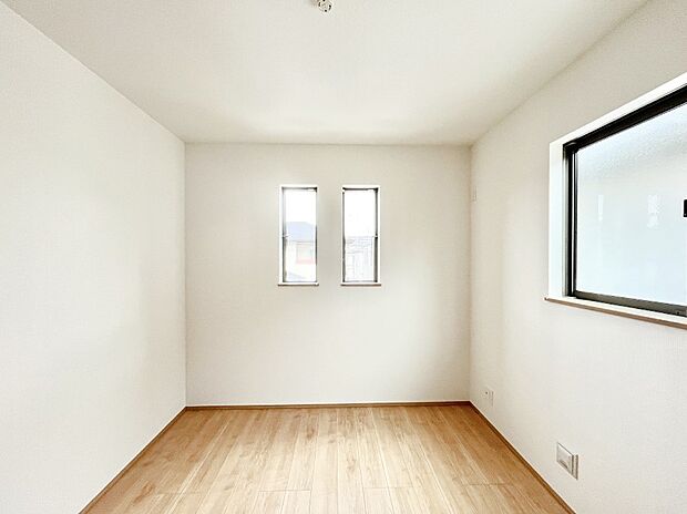 ◆B号棟◆~Bed Room~ 木の温もりがやさしいフローリングは安らぎをもたらすプライベート空間。明るめのフローリングですので、壁紙ともマッチし、お部屋を更に広く見せてくれる効果も。