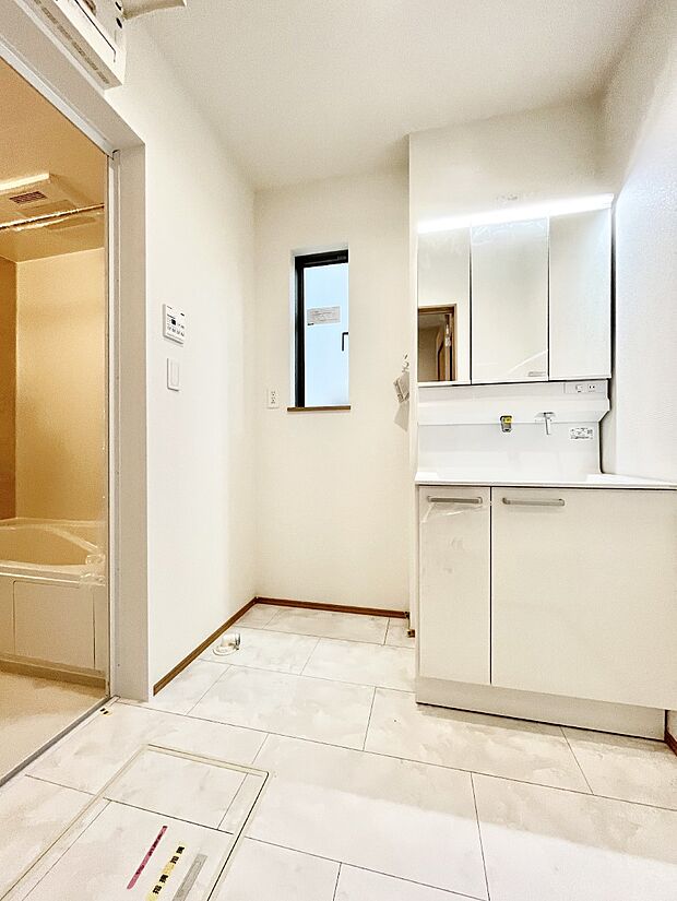 ◆B号棟◆~Dressing Room~ 明るく清潔感溢れるパウダールーム。毎日使う場所だからこそ、快適な空間となっております。シャンプードレッサーを採用しておりますので、朝シャンも手軽に出来ます。